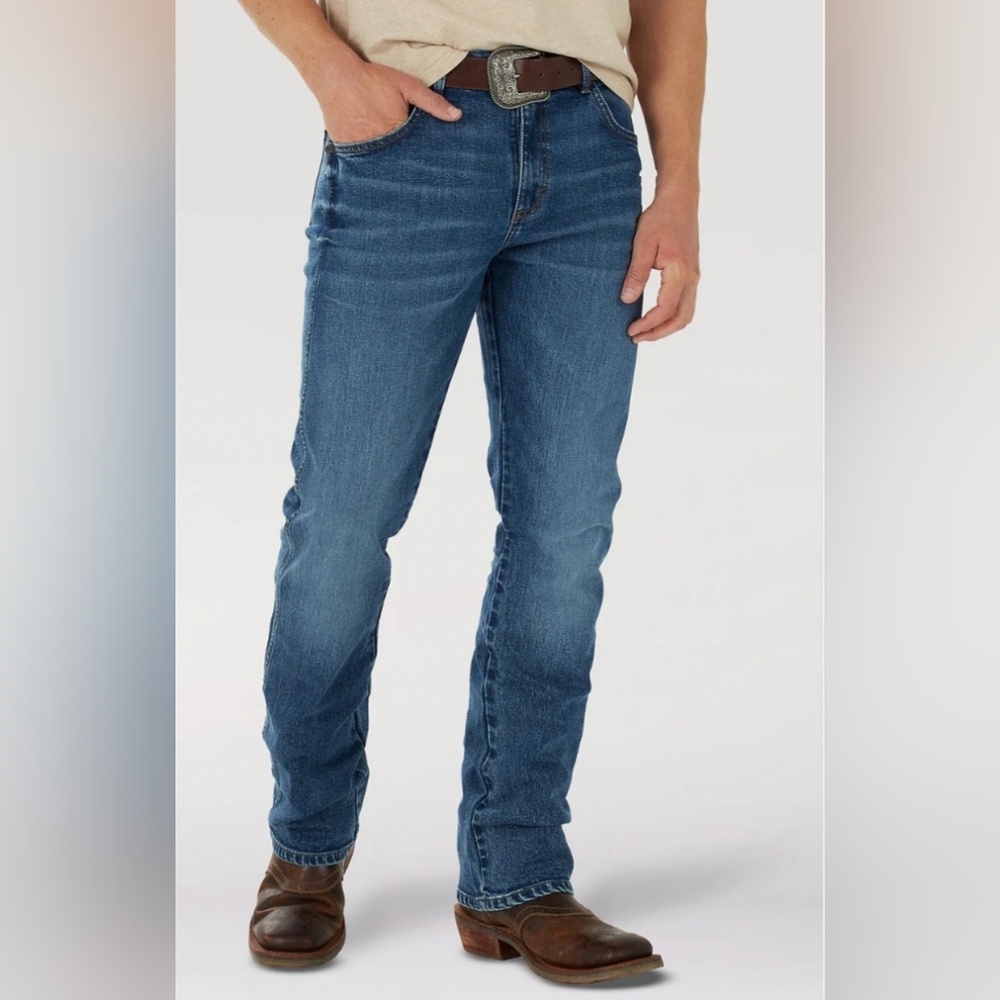 Wrangler Straight Leg Jeans in Dark Blue Wash